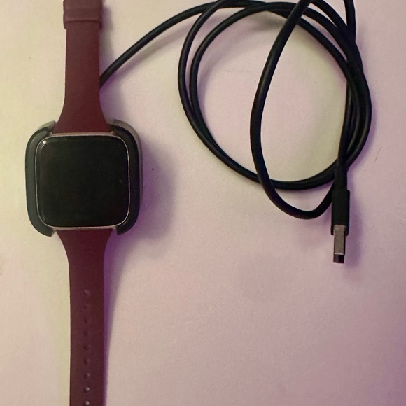 Fitbit Versa Watch + Band Bundle + Charger + Screen Protectors - Picture 11 of 12